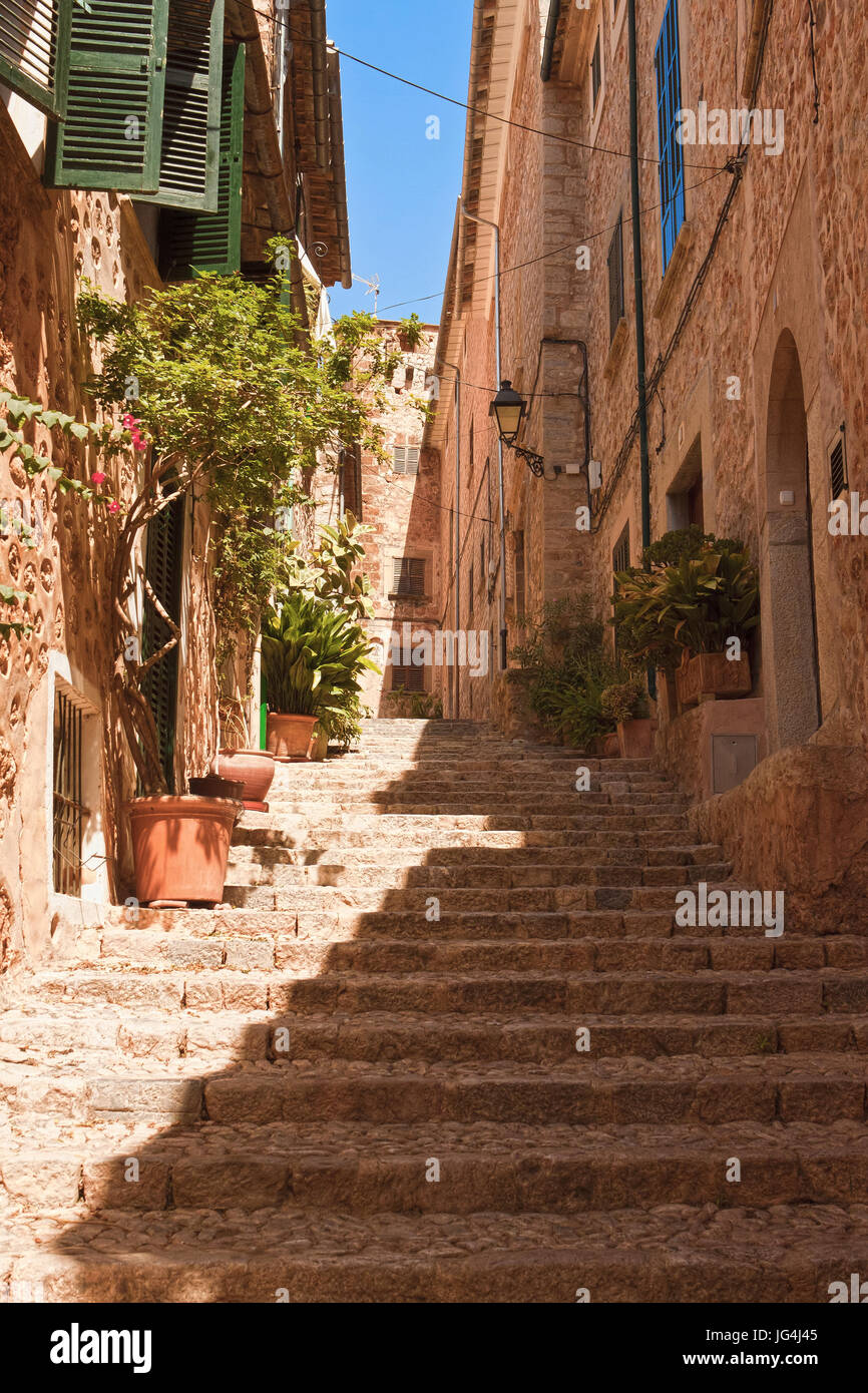 Strada ripida scala in un paese di montagna in Mallorca Foto stock - Alamy