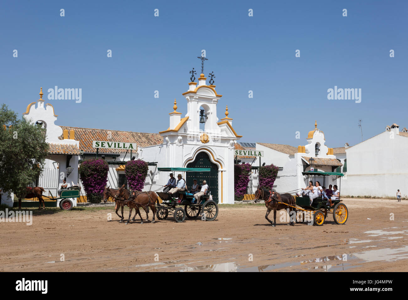 El Rocio, Spagna - 2 Giugno 2017: Scenario di strada nella città di El Rocio durante il pellegrinaggio Romeria 2017. Provincia di Huelva, Andalusia, Spagna Foto Stock
