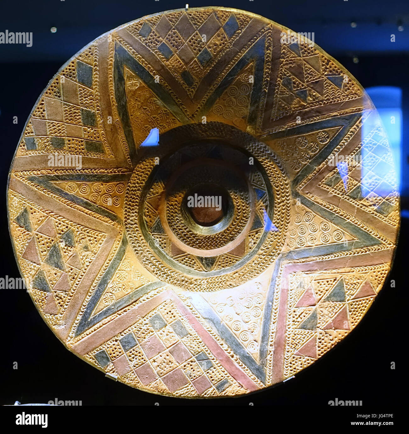 Piastra con disegno geometrico, Hallstatt cultura grave merci, Albstadt-Lautlingen, 'Kriegsäcker', Zollernalbkreis, VIII al VII secolo a.c. in ceramica - Landesmuseum Württemberg - Stuttgart, Germania - DSC02801 Foto Stock