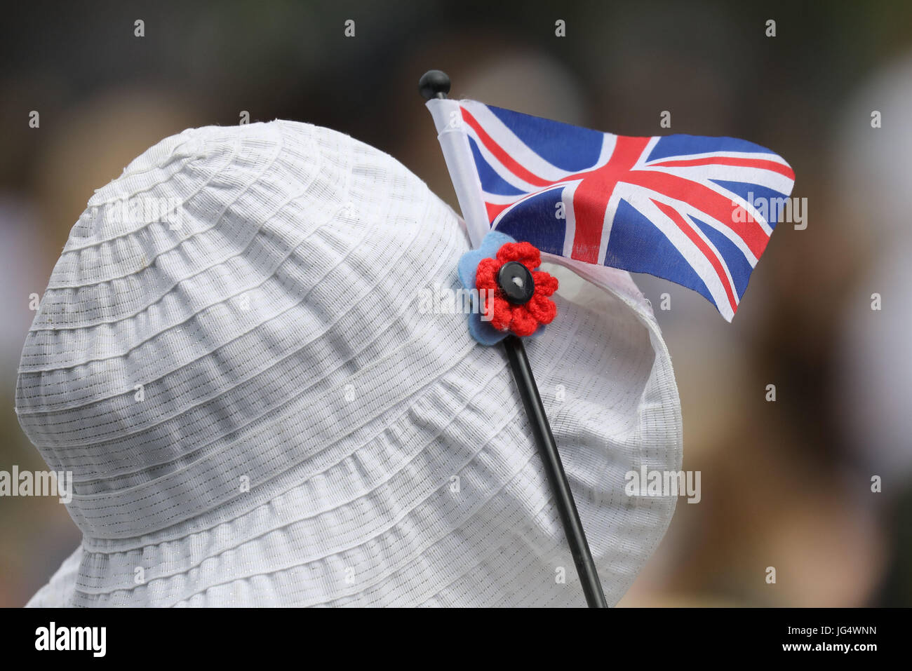 Spettatori su Murray Mound guardare Andy Murray giocare Alexander Bublik durante il giorno uno dei Wimbledon Championships presso l'All England Lawn Tennis and Croquet Club, Wimbledon. PREMERE ASSOCIAZIONE foto. Data immagine: Lunedì 3 luglio 2017. Vedi PA storia TENNIS Wimbledon. Il credito fotografico dovrebbe essere: Philip Toscano/PA Wire. Foto Stock