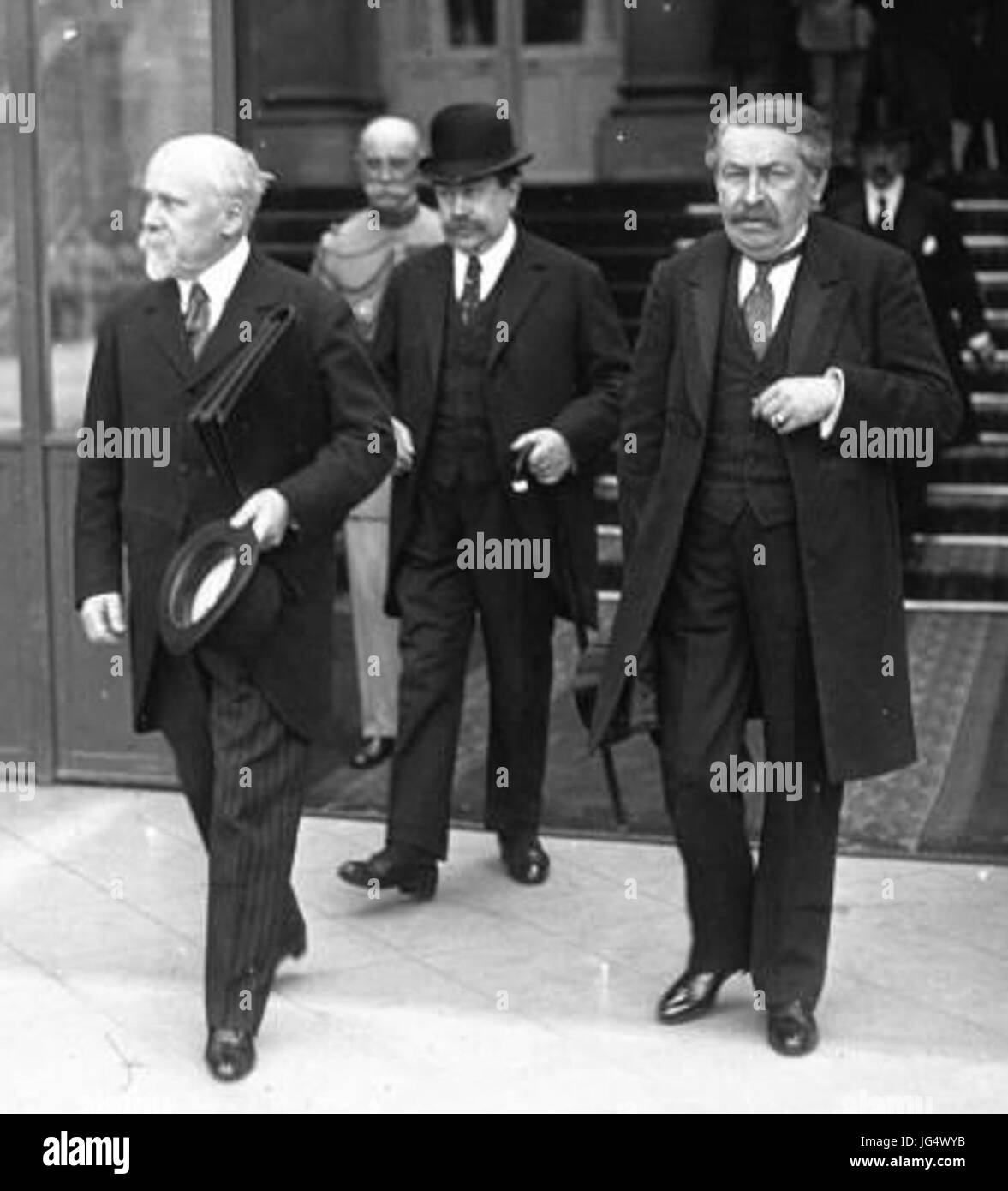 Questa fotografia storica presenta tre figure francesi di spicco - Henri Poincaré, Paul Painlevé e Aristide Briand - durante un periodo critico nella Francia dell'inizio del XX secolo, evidenziando il loro ruolo nella politica e nella scienza francesi. Foto Stock