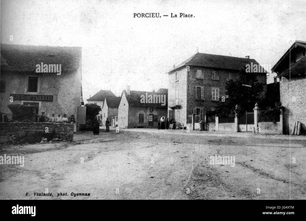 Porcieu-Amblagnieu, la place en 1906, p167 de L'Isère les 533 comuni - F Vialatte, phot à Oyonnax Foto Stock