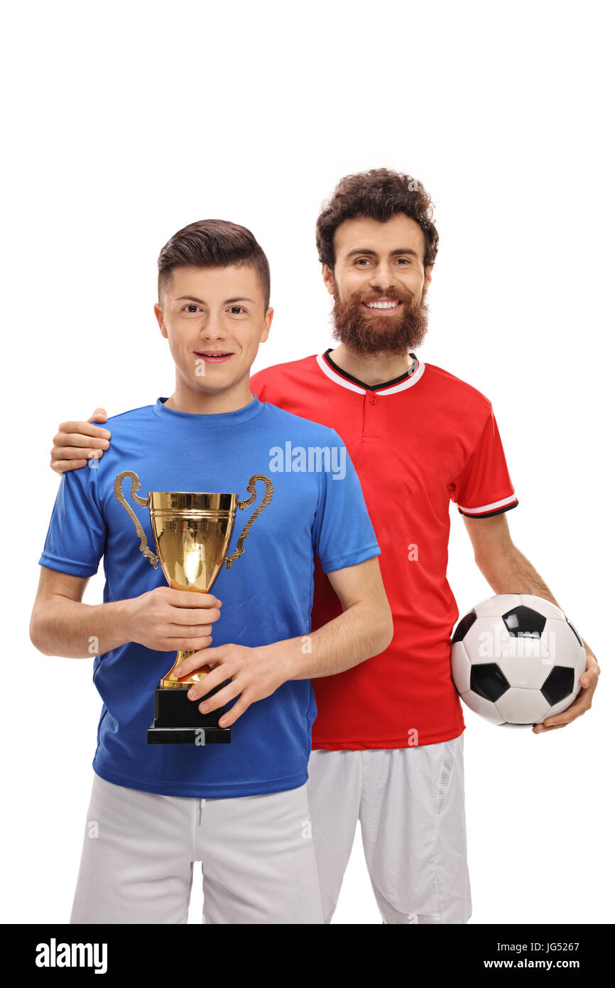 Teenage giocatore di calcio tenendo un Golden Trophy con suo padre isolato su sfondo bianco Foto Stock
