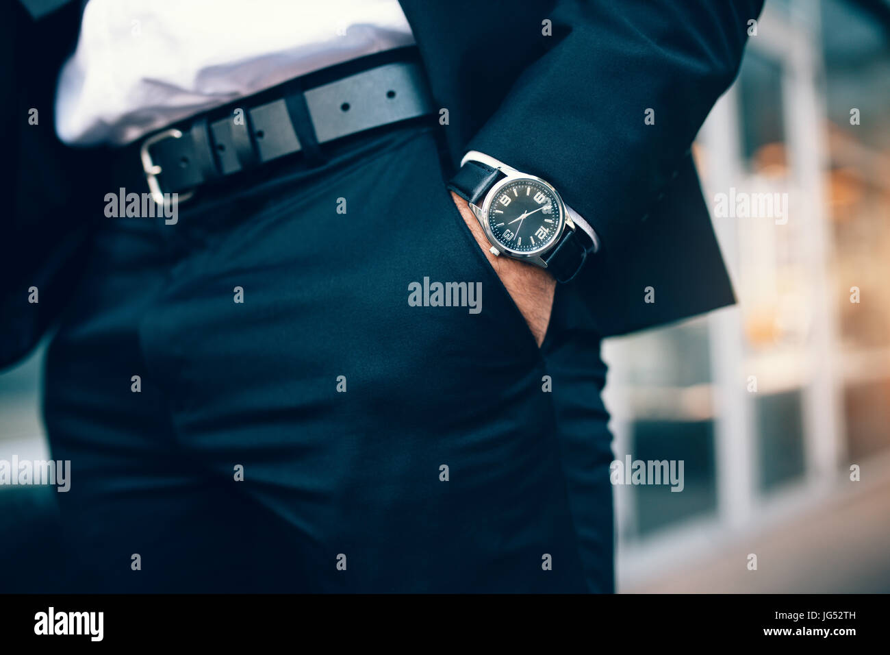 Close up di un business man mano che indossa un orologio. Mano in tasca con orologio da polso. Foto Stock