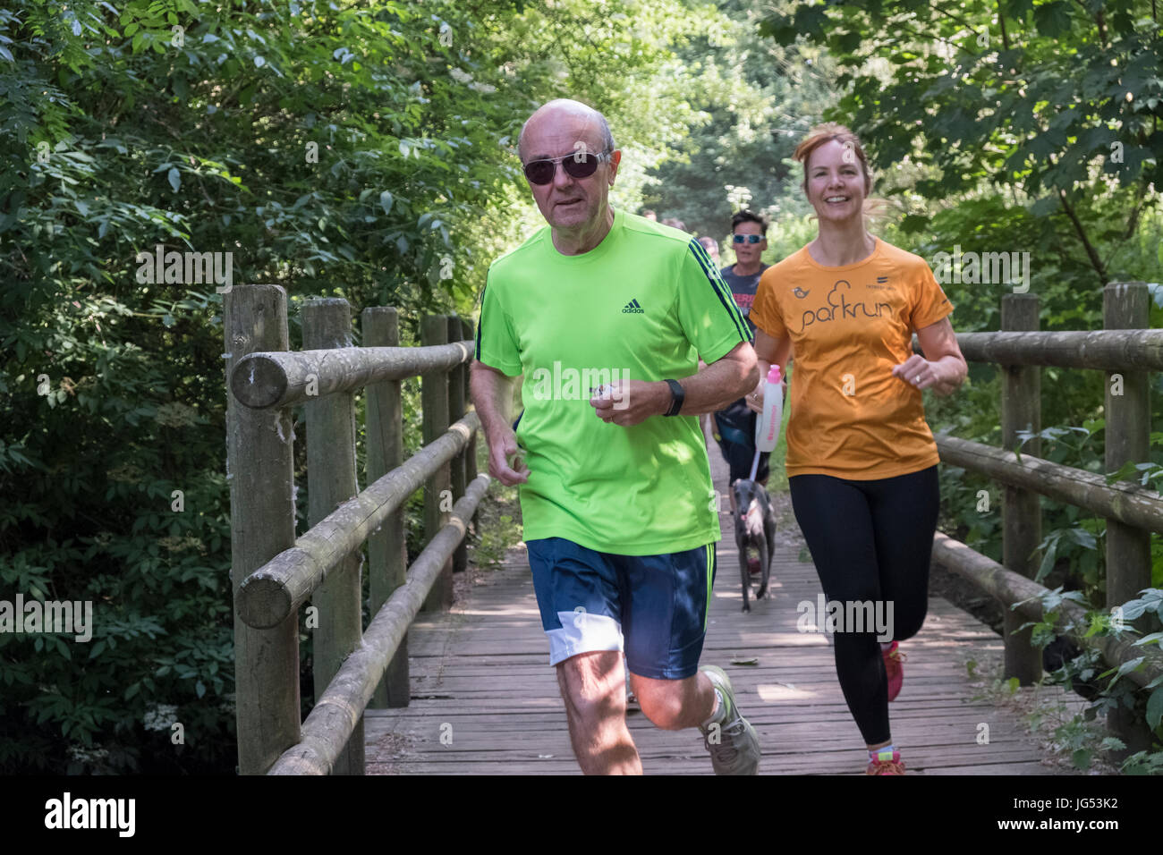 Le persone che hanno preso parte a una Parkrun a Daventry, Northamptonshire Foto Stock