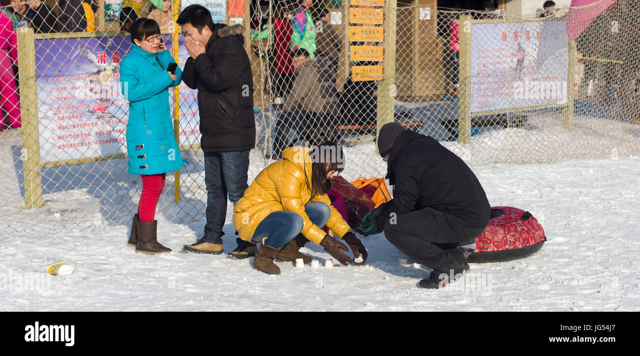 Sport invernale sulla neve artificiale prevista sulle dune di sabbia durante il Nuovo Anno Cinese holiday, Shahu, Ningxia Foto Stock