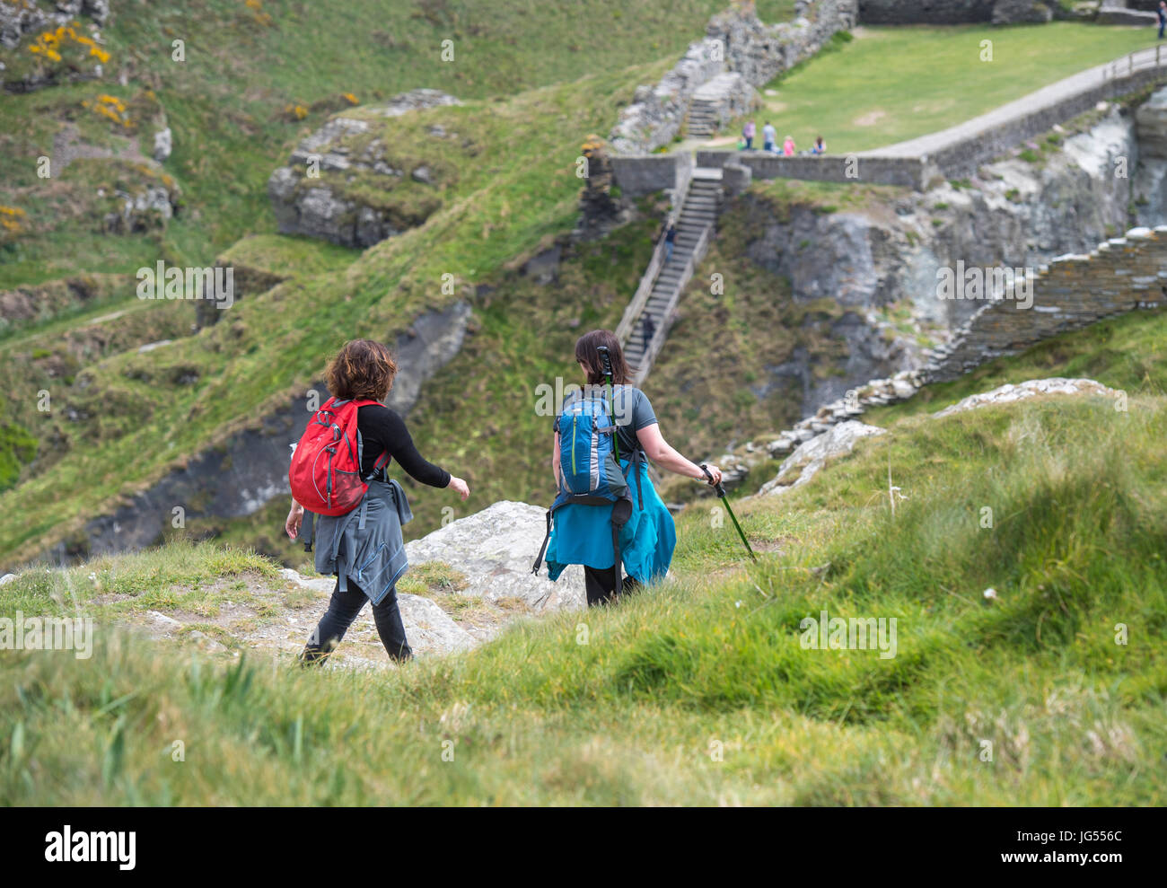 I turisti in visita a Tintagel in Cornovaglia, England, Regno Unito Foto Stock