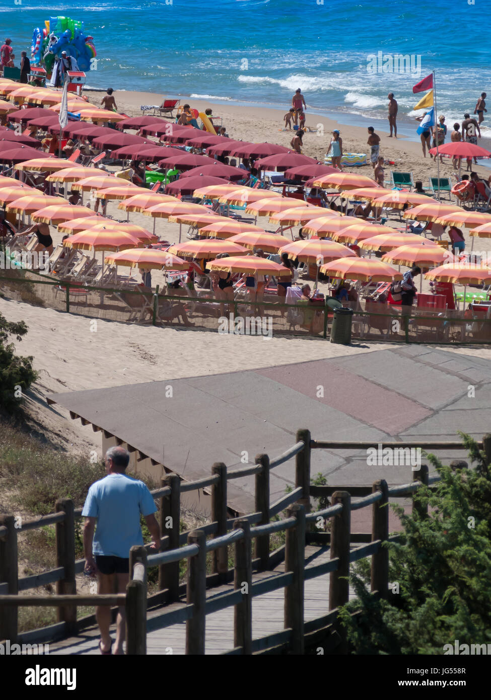 La spiaggia di Sabaudia, Latina, Lazio, Italia. Una bellissima spiaggia ideale per famiglie. La spiaggia è riempito con ombrelli e ombrelloni per gli ospiti dell'hotel. Foto Stock