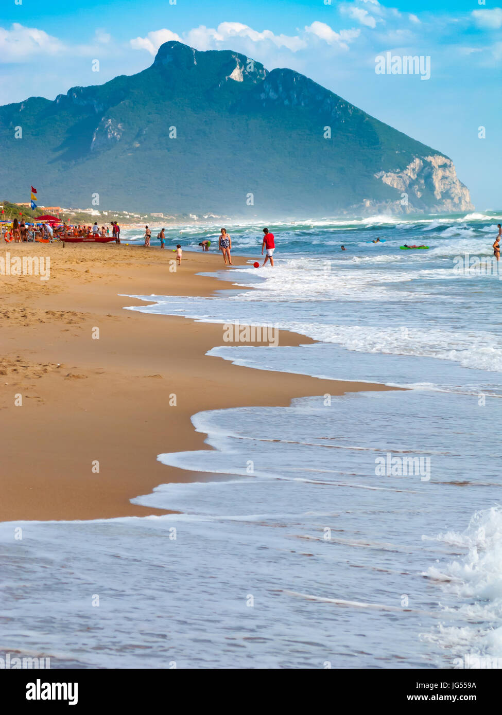La spiaggia di Sabaudia, Latina, Lazio, Italia. Una bellissima spiaggia  ideale per famiglie. La spiaggia è riempito con ombrelli e ombrelloni per  gli ospiti dell'hotel Foto stock - Alamy