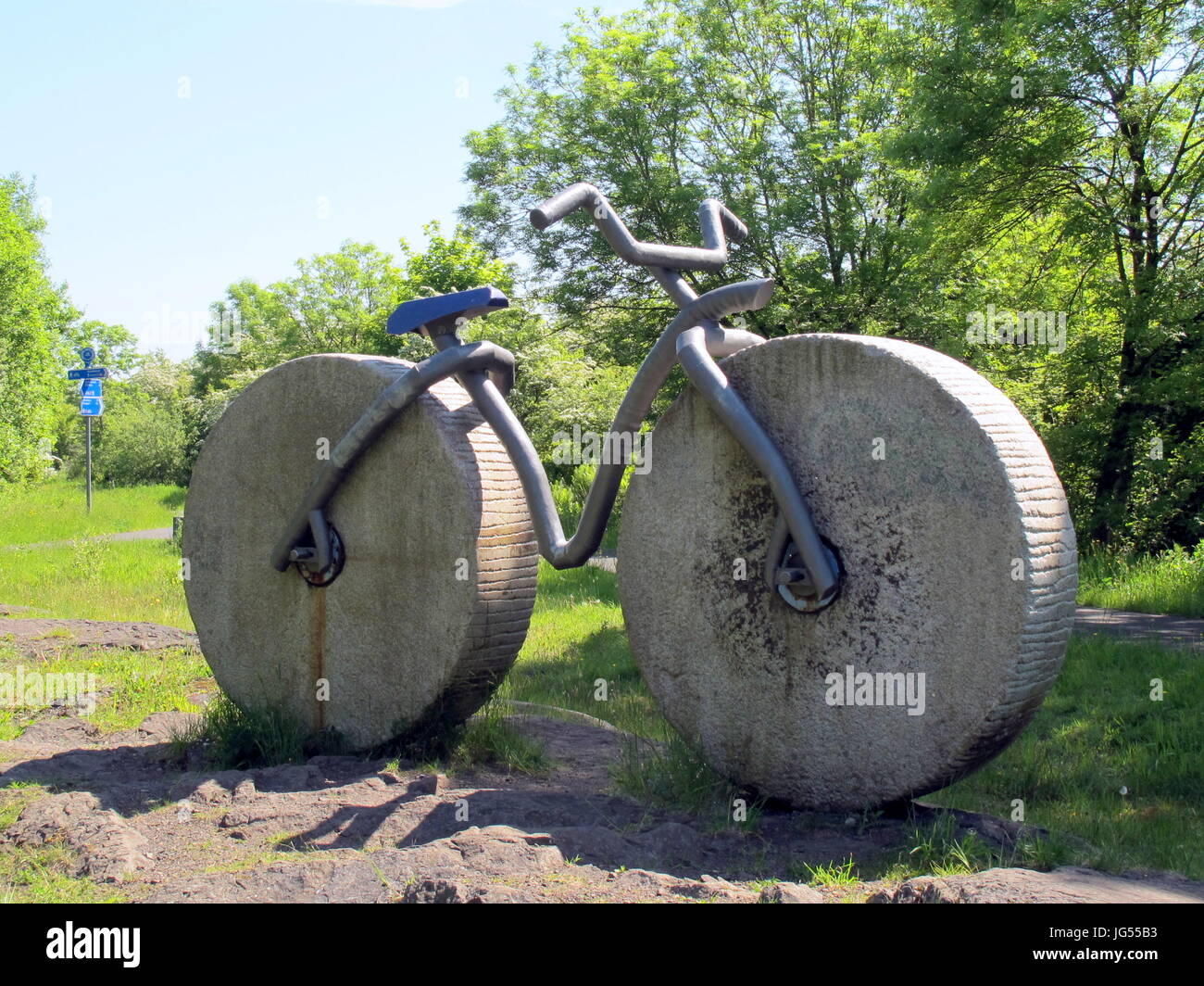 Pista ciclabile di artwork stone Fred Flintstones bike percorso ciclabile NCN7 vicino Lochwinnoch ciclo nazionale rete 7 ncn Foto Stock