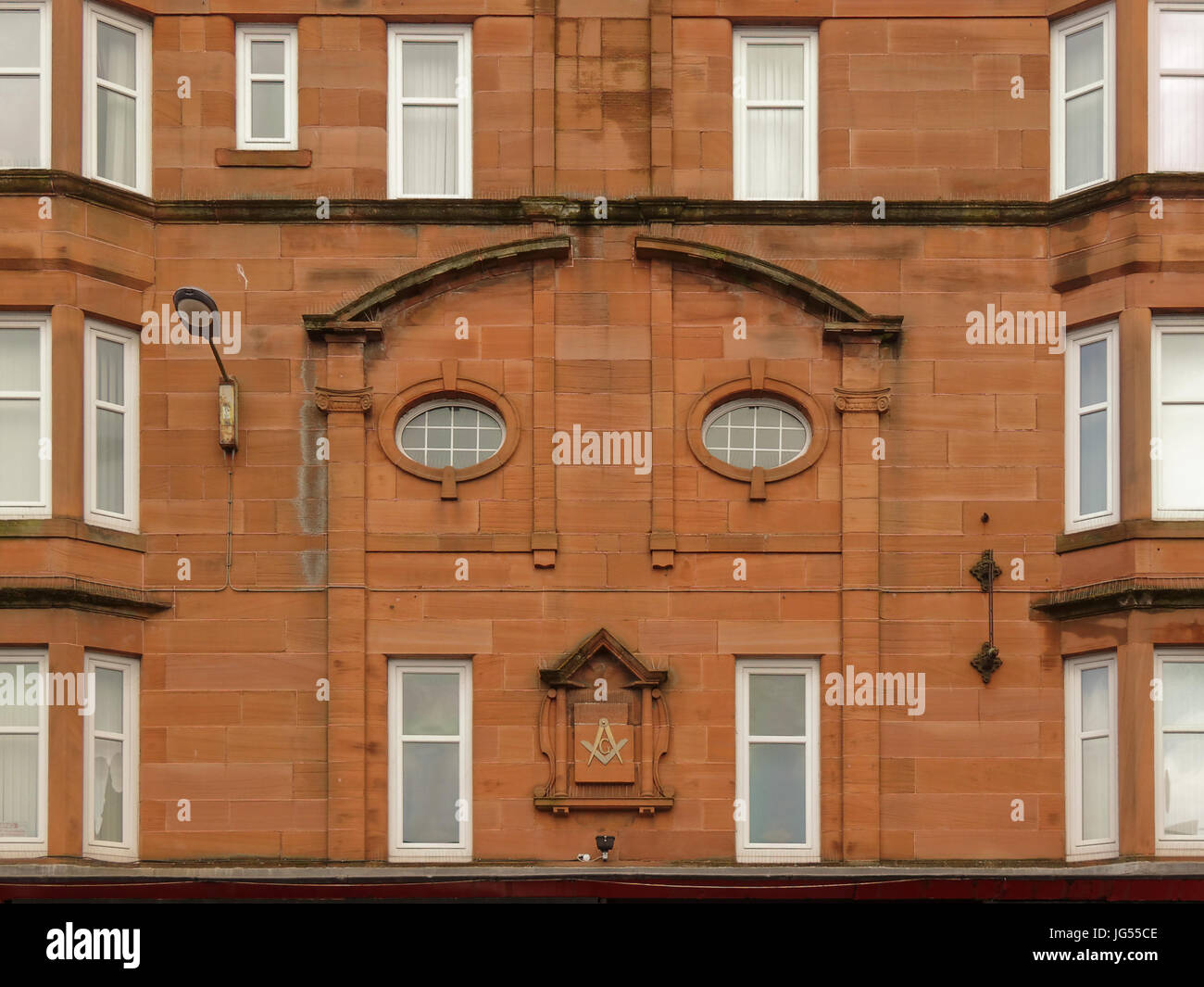 masonic hall dumbarton road in partick, glasgow scozia edificio in pietra arenaria rossa che ha il simbolo del muratore e sembra una faccia di hitler Foto Stock