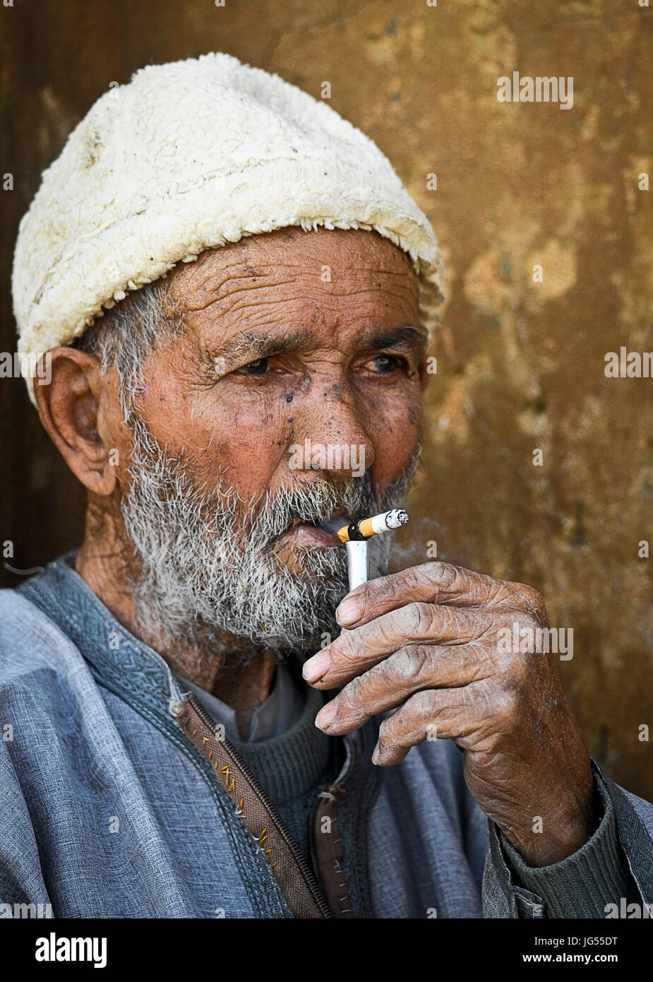 Il Marocco, un ritratto di una ​man fumare una sigaretta in Meknes. Foto Stock