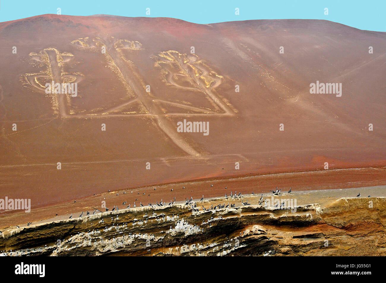 Antico uomo-mad sculture scolpire nella Red sands vicino alle Isole Ballestas vicino a Pisco, Perù il 3/23/2014 Foto Stock