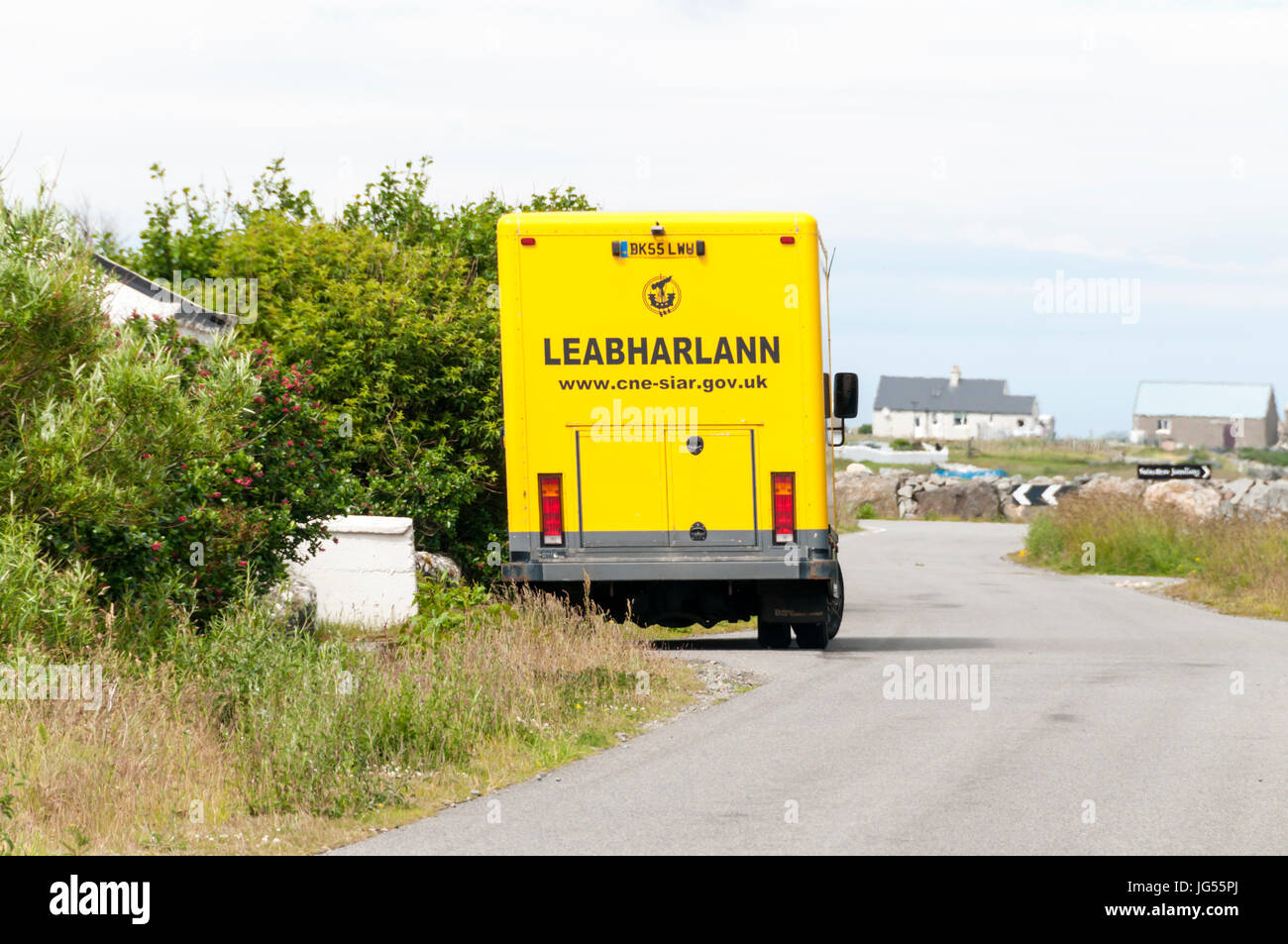 Una libreria mobile van su South Uist nelle Ebridi Esterne, Scozia. È Leabharlann Gaelic per libreria. Foto Stock