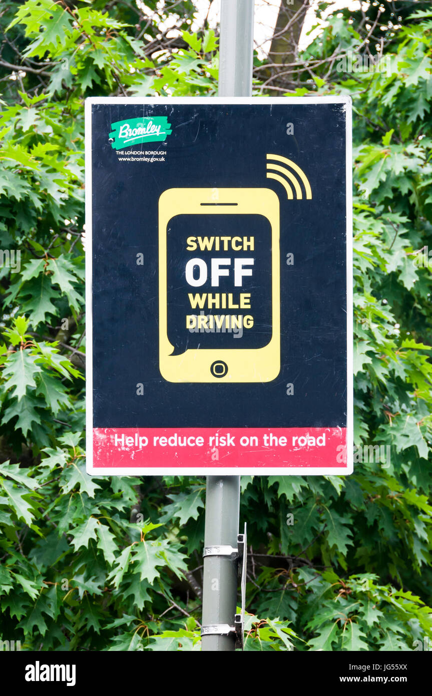 Un cartello stradale da Bromley Consiglio nel sud di Londra mette in guardia i conducenti di auto per spegnere il loro telefono mobile durante la guida. Foto Stock