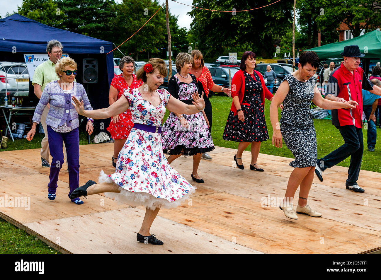 PJ's Dance Club eseguire presso il villaggio di Nutley Fete, Nutley, East Sussex, Regno Unito Foto Stock