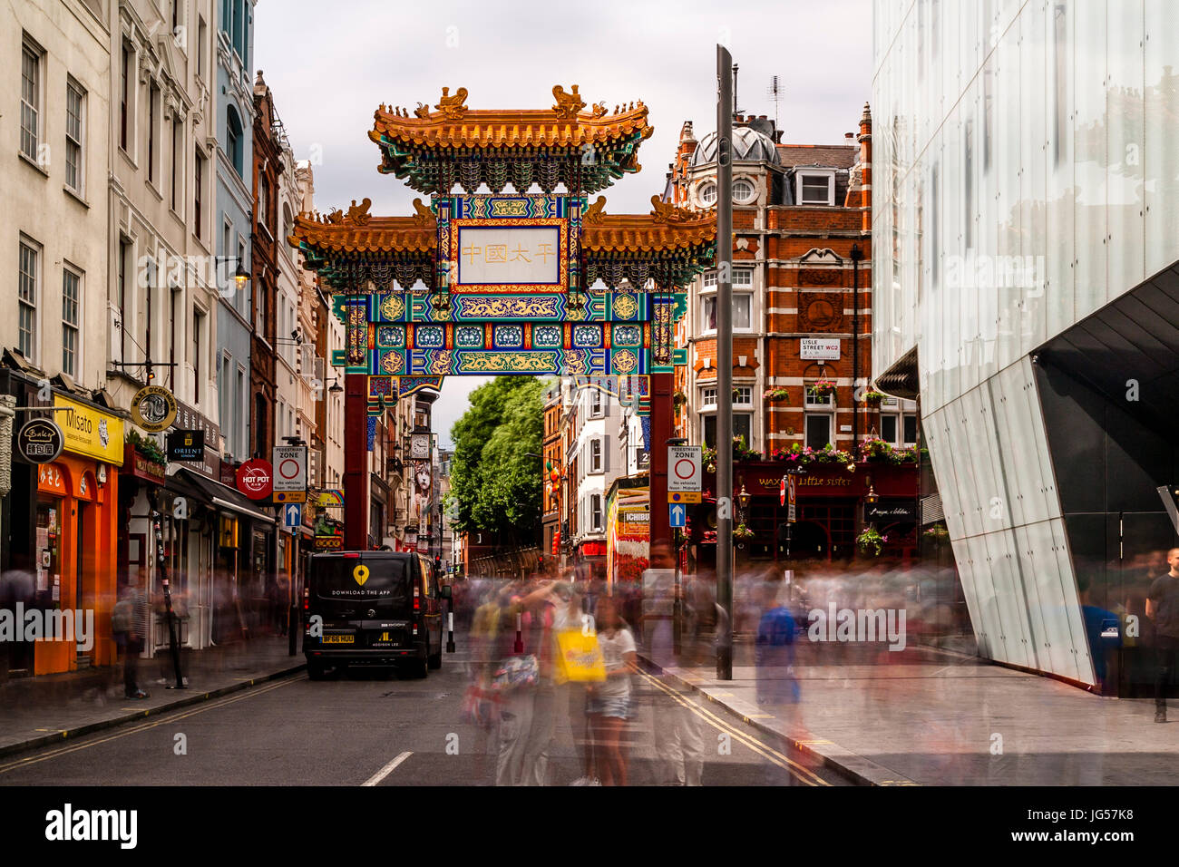 La nuova Chinatown Gate sulla Wardour Street, ingresso a Chinatown, London, Regno Unito Foto Stock