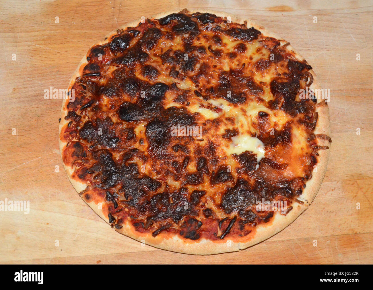 Oltre la pizza cotta, bruciato cibo Foto Stock