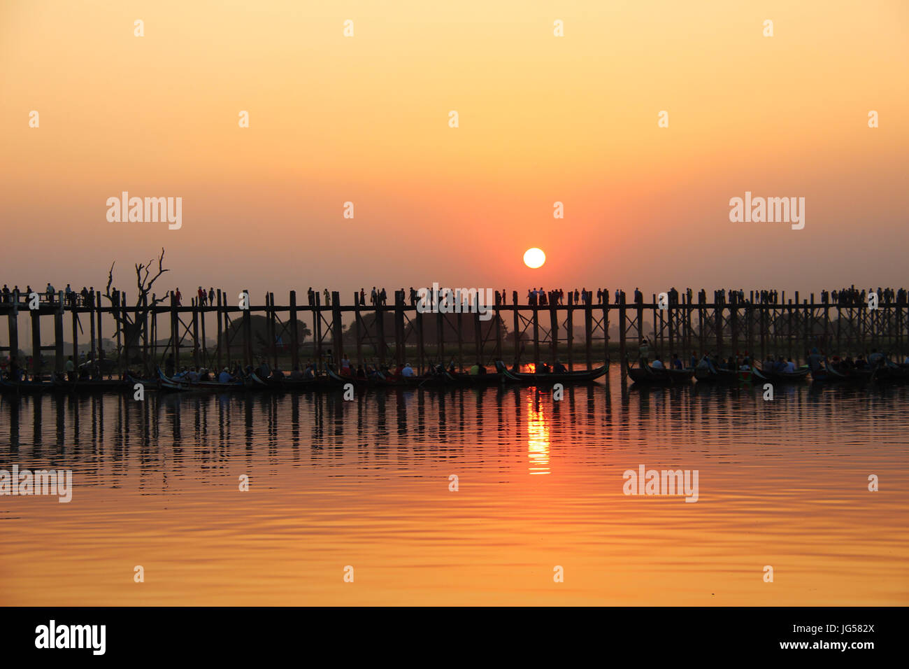 U è il più antico e il più lungo in legno di teak, ponte del mondo. Foto Stock