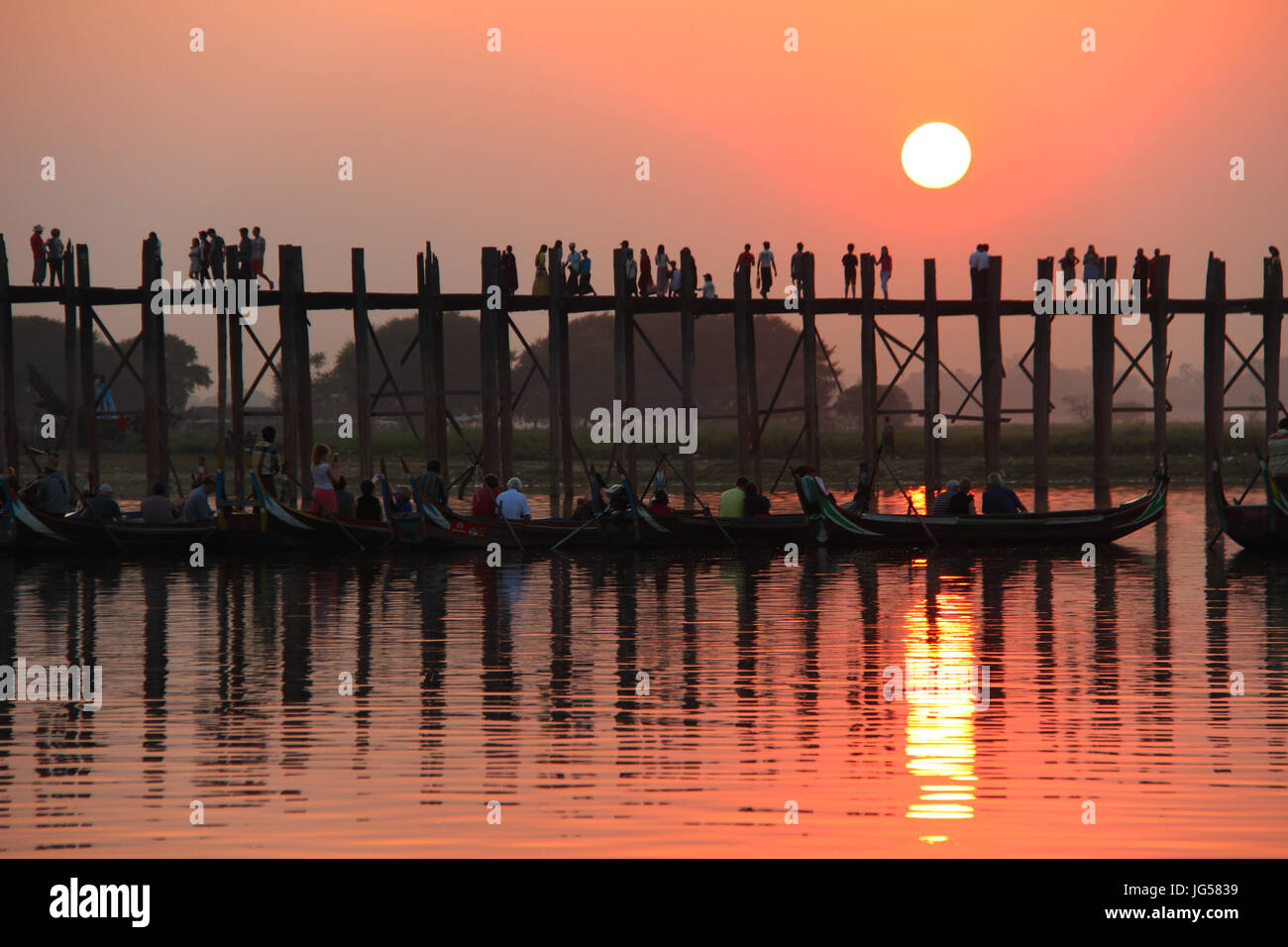 U è il più antico e il più lungo in legno di teak, ponte del mondo. Foto Stock