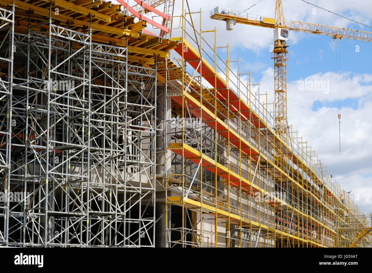 Edificio di nuova costruzione stite - ponteggi e gru sul sito di edificio Foto Stock