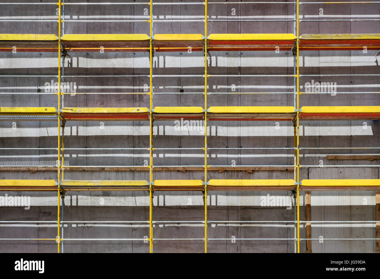 Ponteggio sulla facciata di edificio , costruzione sito con framework su edili Foto Stock