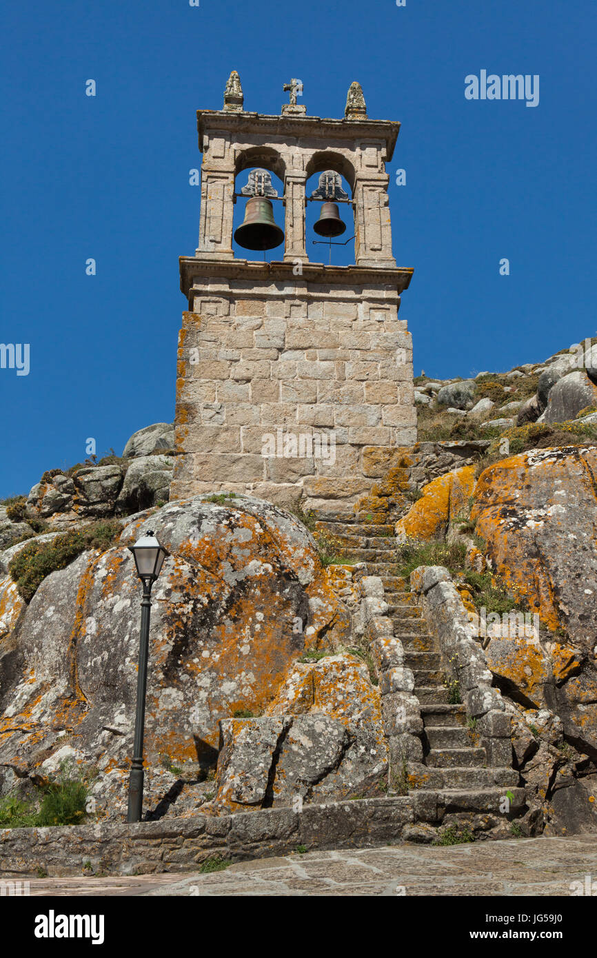 Torre campanaria della Igrexa de Santa María de Muxía (Chiesa di Santa María de Muxía) in Muxía, Galizia, Spagna. Foto Stock