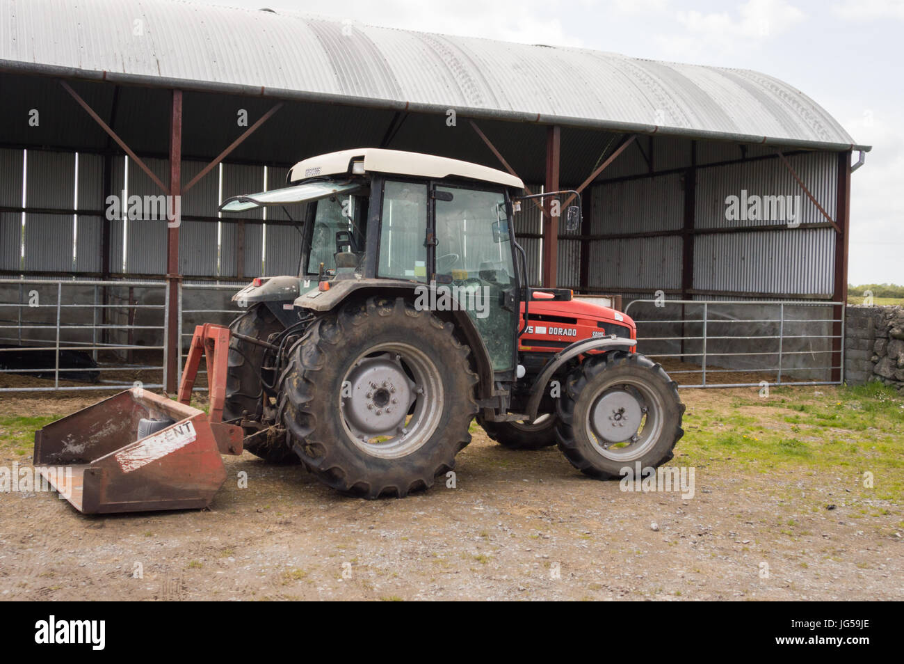 Il trattore su una farm a Galway, Irlanda Foto Stock