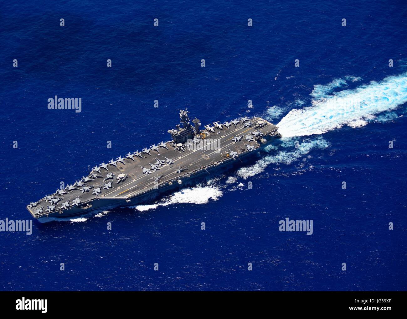 Gli Stati Uniti Nimitz Navy-class portaerei USS Nimitz cuoce a vapore in corso Giugno 24, 2017 nell'Oceano Pacifico. (Foto di MCS3 Leon Wong via Planetpix) Foto Stock