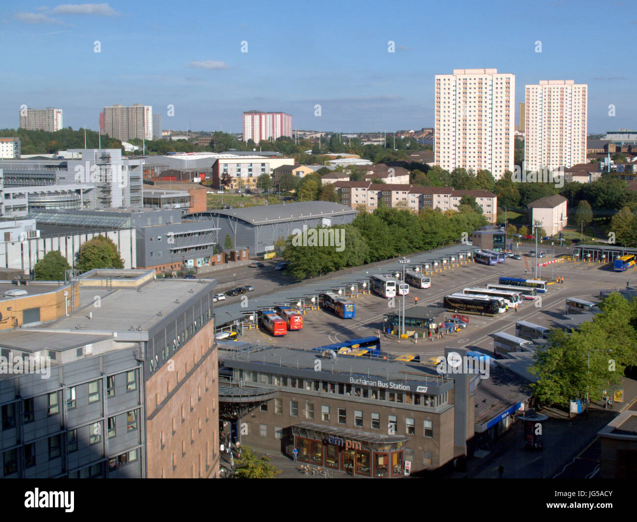 Vista panoramica sui tetti di Glasgow con alto consiglio alta appartamenti, Glasgow Caledonian University in background,stazione degli autobus di Buchanan in primo piano Foto Stock