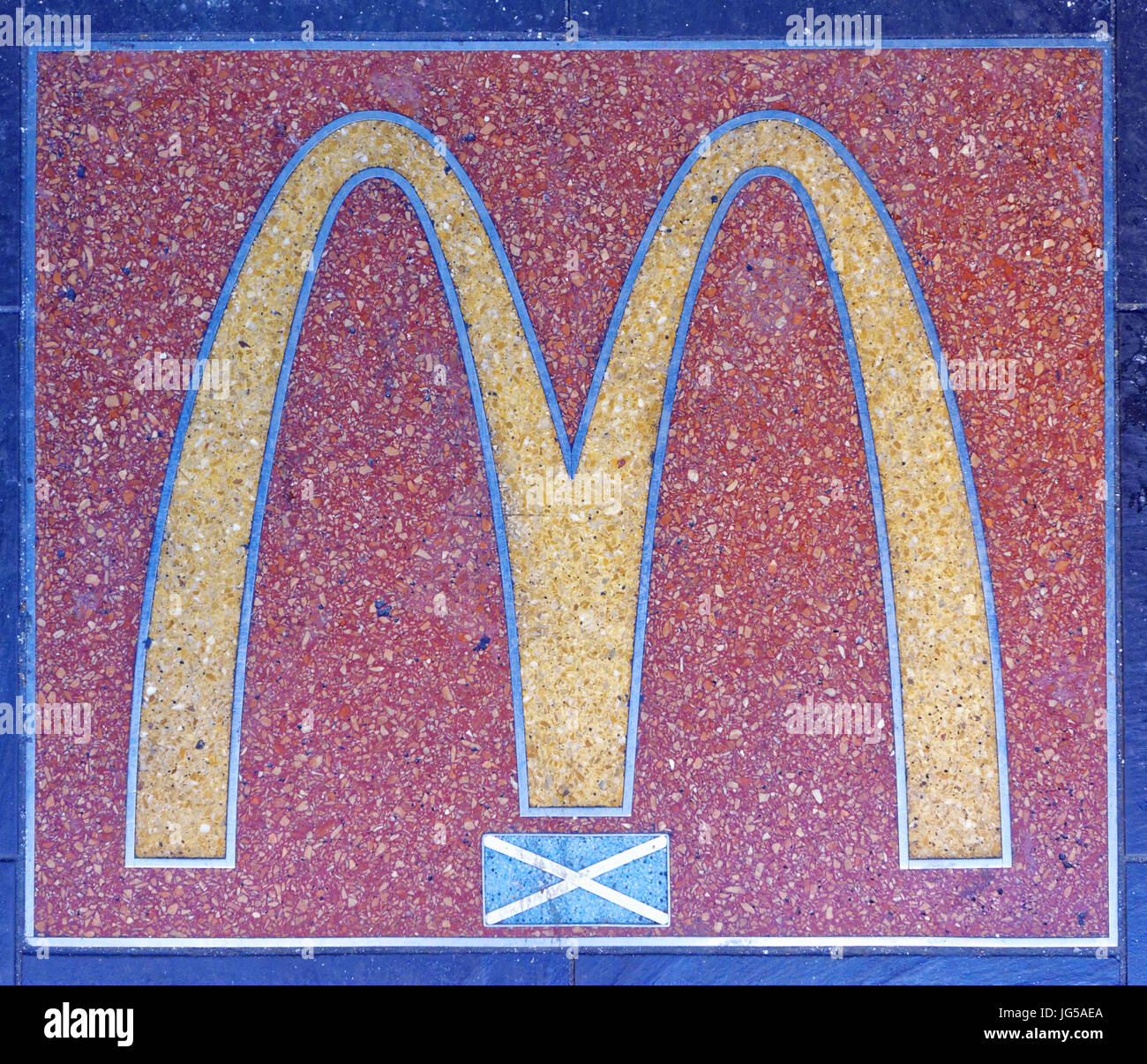 Ristorante McDonald's Scozia passo in marmo con bandiera scozzese Foto Stock