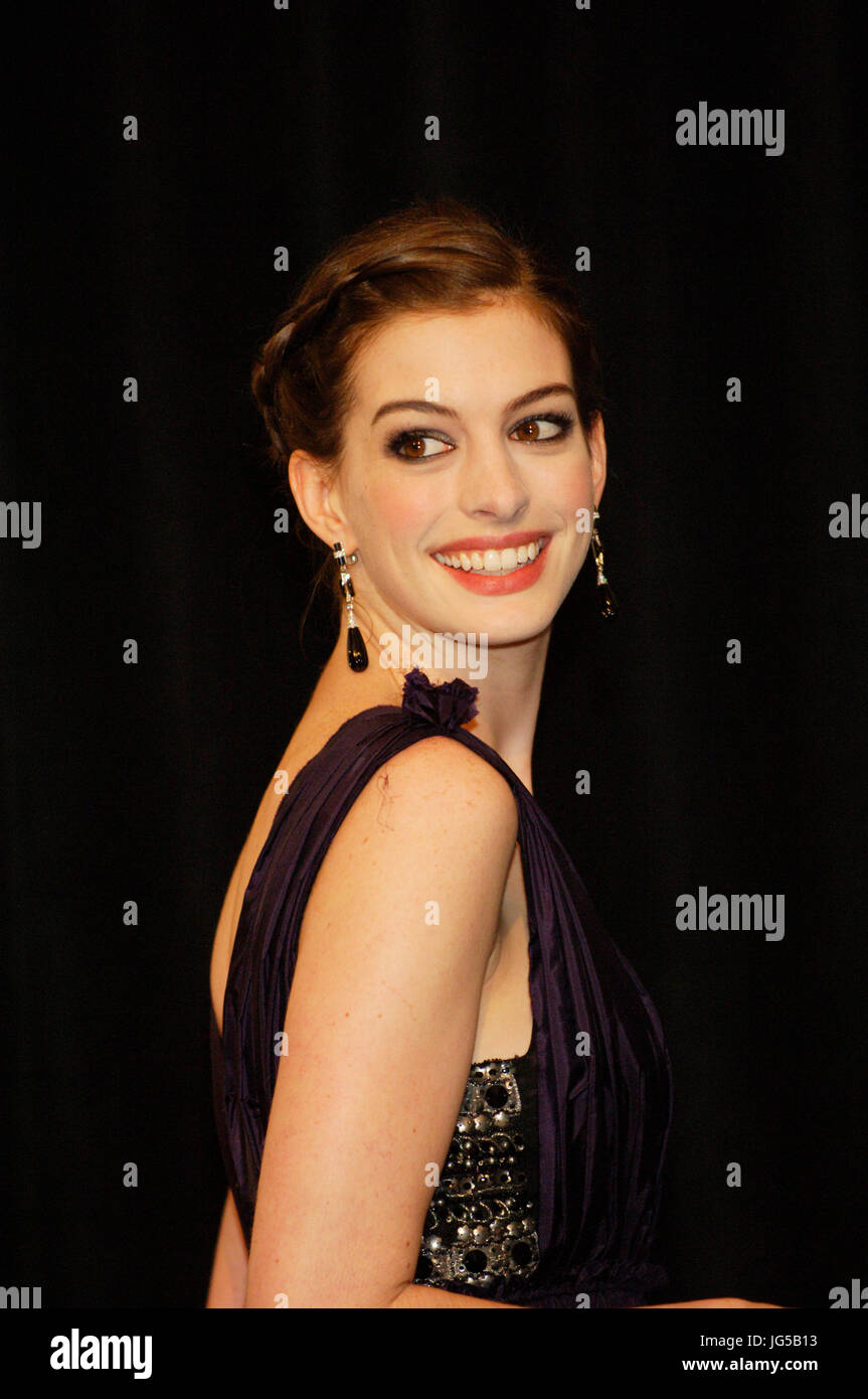 Anne Hathaway arriva showest cerimonia di premiazione tenutasi il Paris Las Vegas durante showest,ufficiali della convenzione di associazione nazionale dei proprietari del teatro,marzo 13,2008 Las Vegas, Nevada. Foto Stock