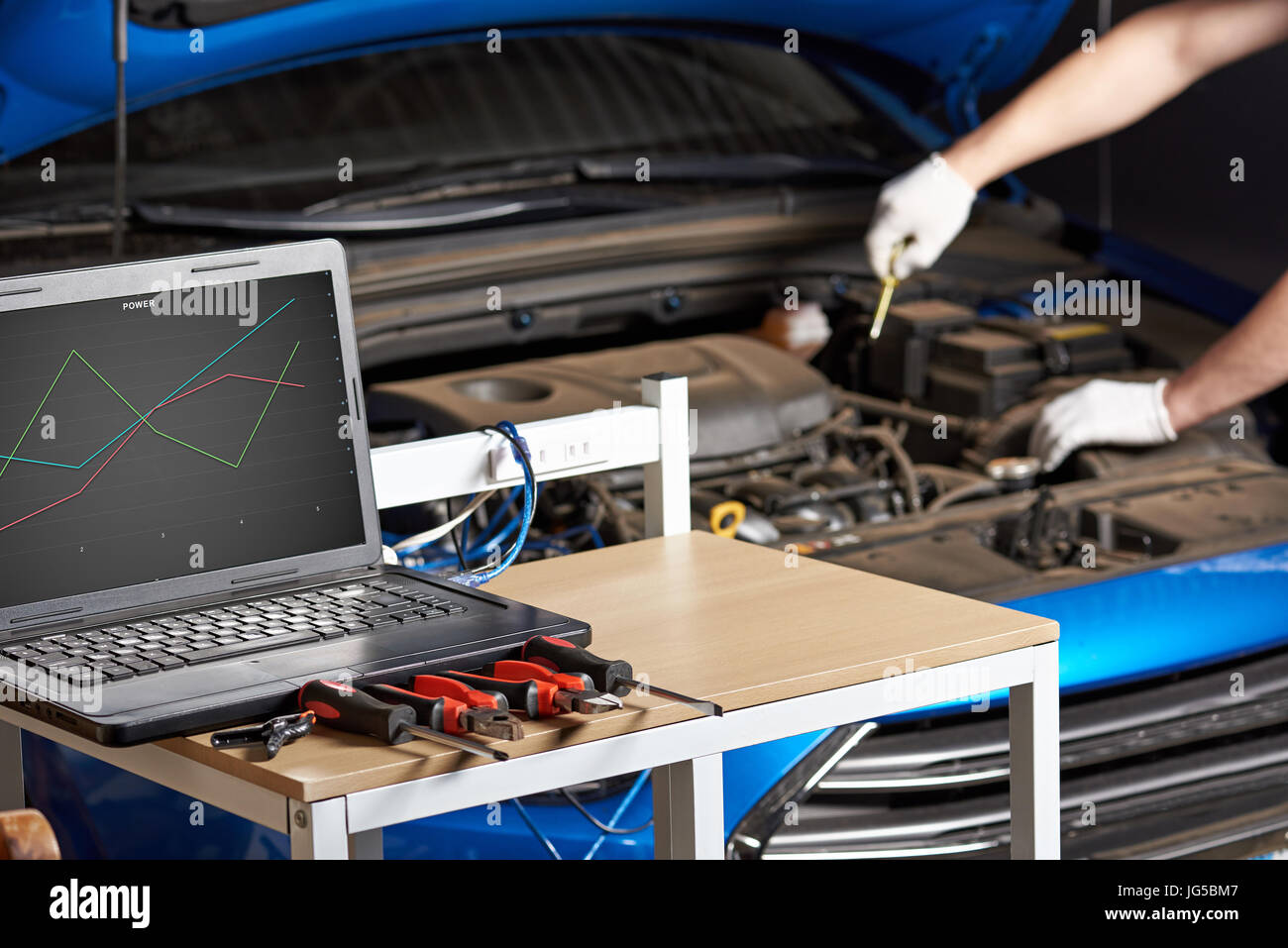 Attrezzature per electirc auto test con laptop. Gli errori di diagnosi di auto moderna closeup. Foto Stock