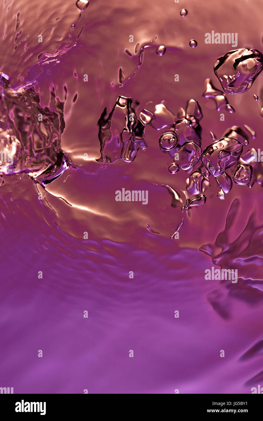 Ripple e bolle su acqua viola texture. Sfondo astratto liquido la superficie dell'olio Foto Stock