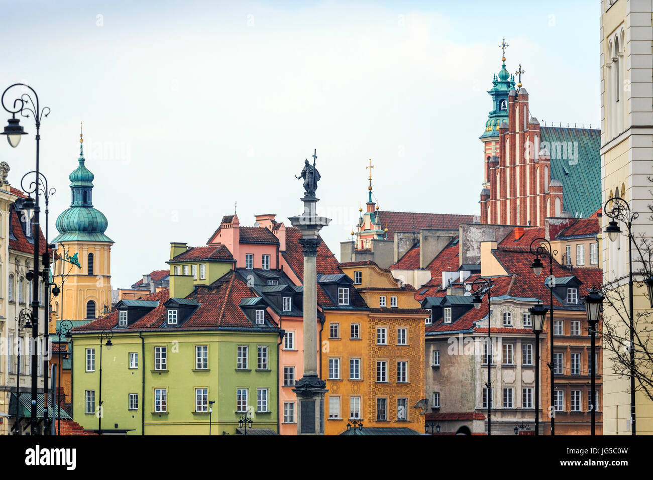 Zygmunt monumento di colonna e affascinante tenements nel centro della città di Varsavia, Polonia Foto Stock