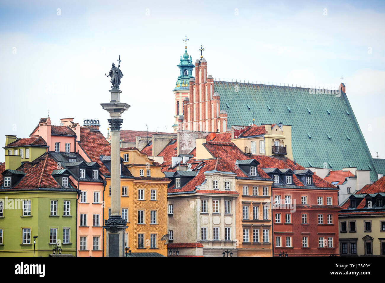 Zygmunt monumento di colonna e affascinante tenements nel centro della città di Varsavia, Polonia Foto Stock