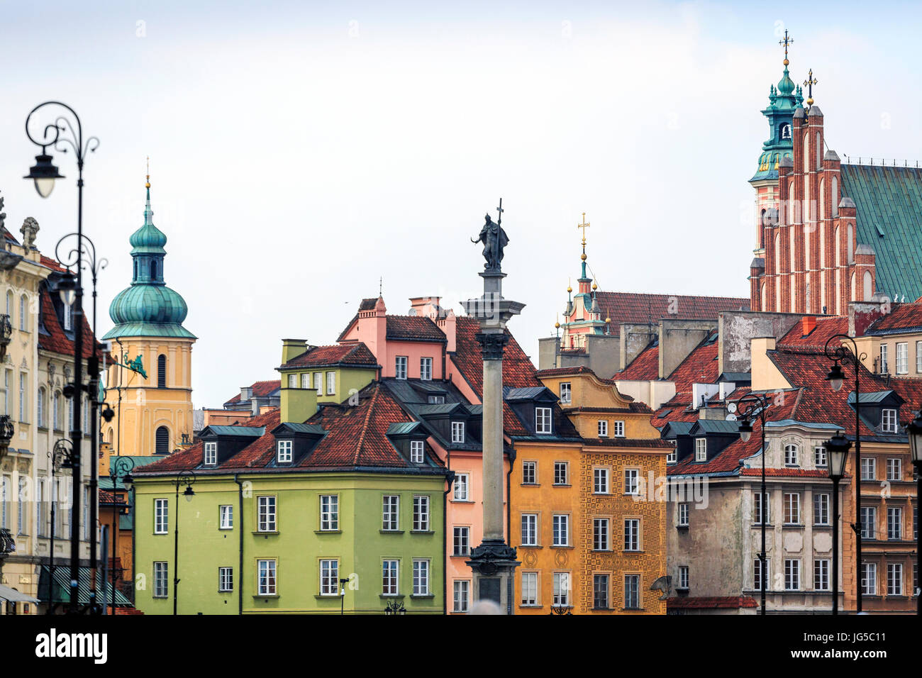 Zygmunt monumento di colonna e affascinante tenements nel centro della città di Varsavia, Polonia Foto Stock
