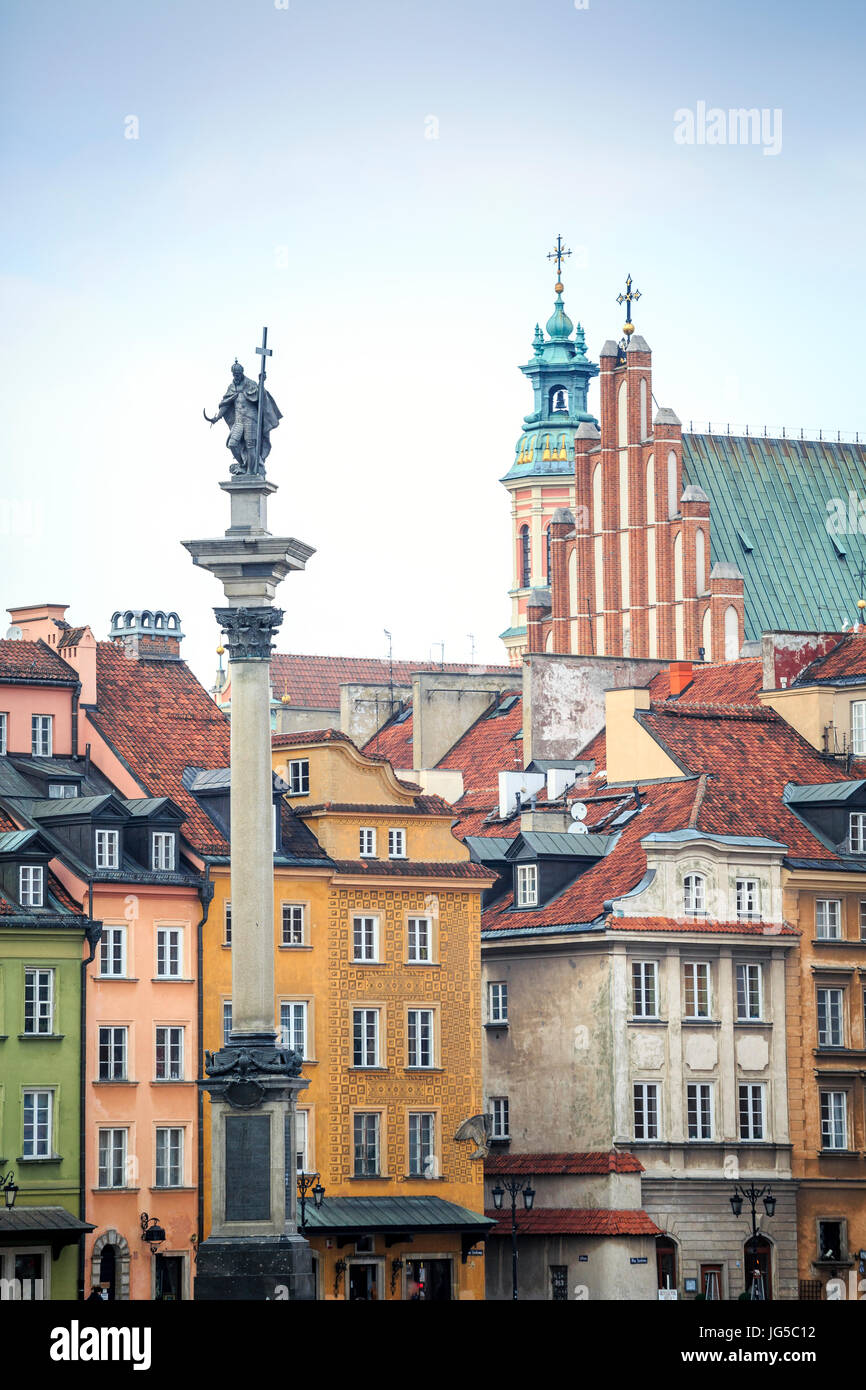 Zygmunt monumento di colonna e affascinante tenements nel centro della città di Varsavia, Polonia Foto Stock