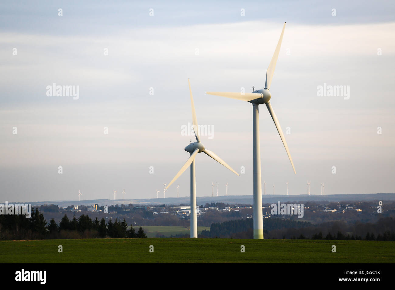 Molti moderni mulini a vento in simmerath, Germania, Europa Foto Stock