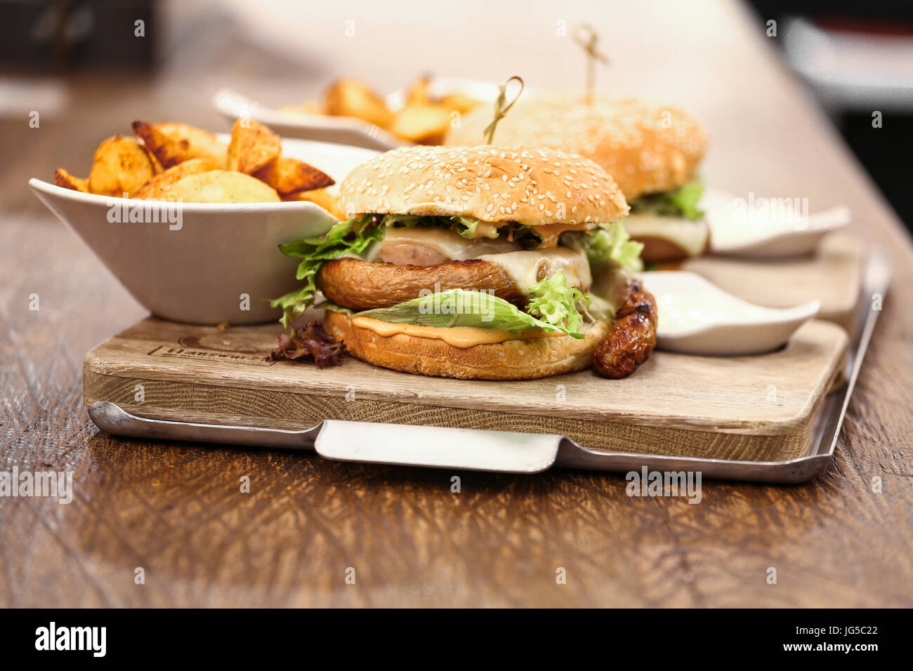 Due deliziosi wurst hamburger servito con patate fritte, Germania Foto Stock