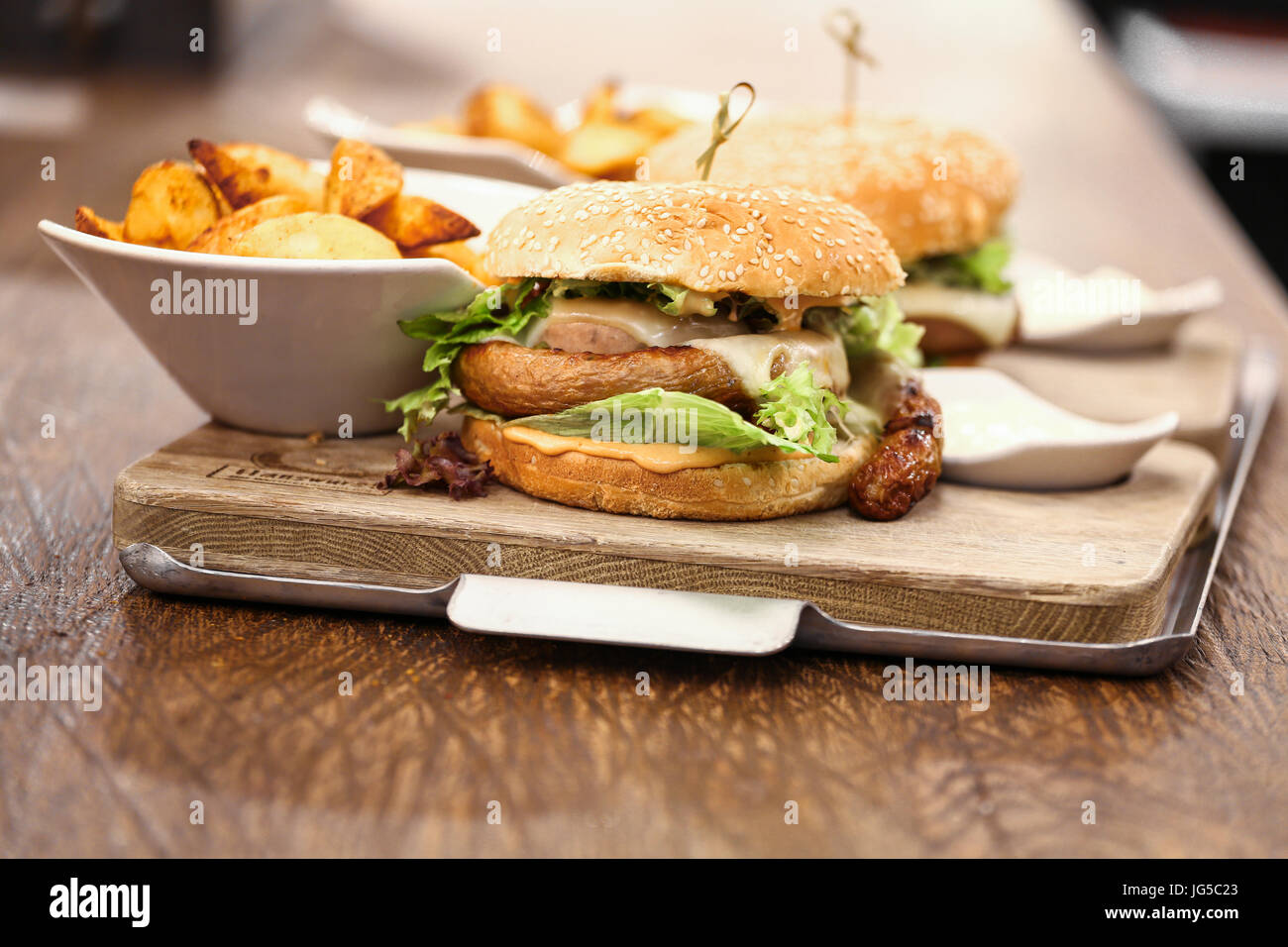 Due deliziosi wurst hamburger servito con patate fritte, Germania Foto Stock