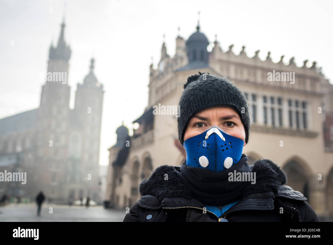 Donna che utilizza una maschera, proteggere se stessa da smog, Cracovia in Polonia Foto Stock