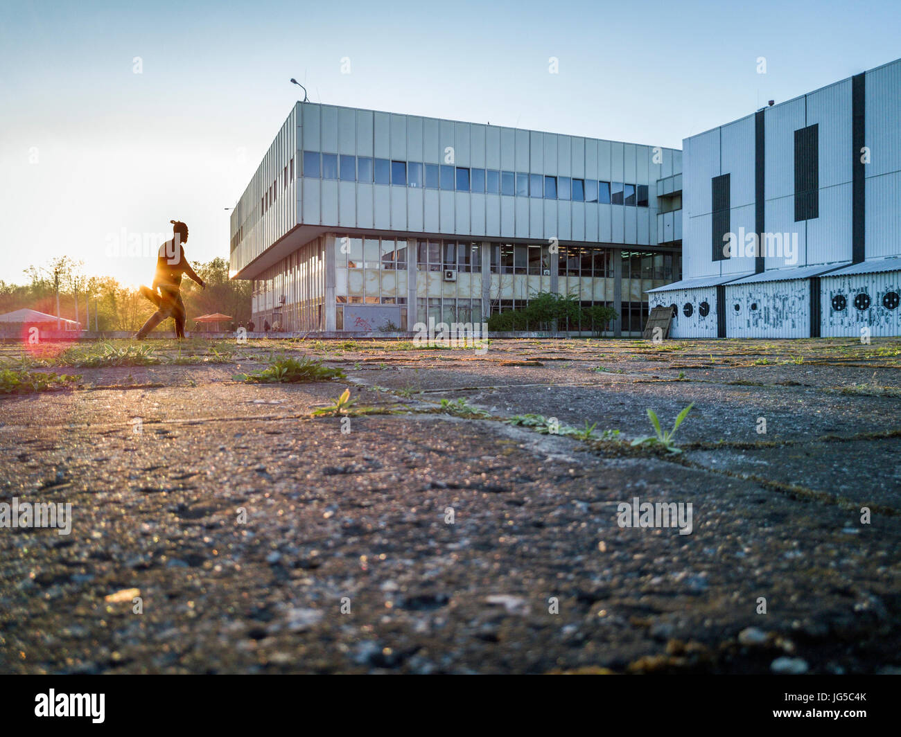 Guidatore di skateboard voce socrealist architecture di Nowa Huta, Cracovia in Polonia Foto Stock