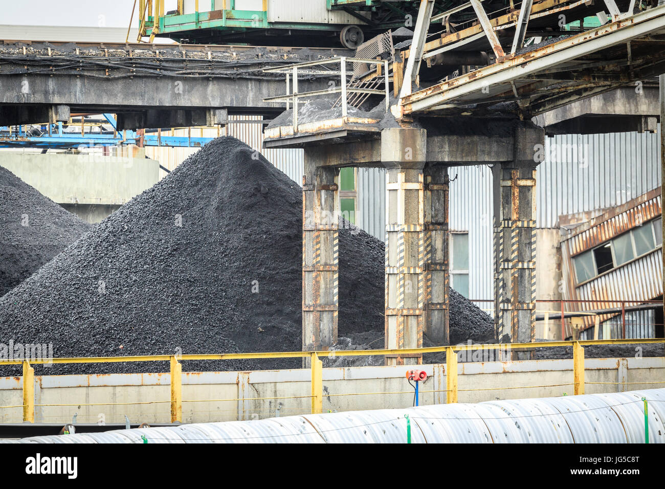 Cumulo di carbone nella miniera tra infrastrutture minerarie, Slesia Regione Foto Stock