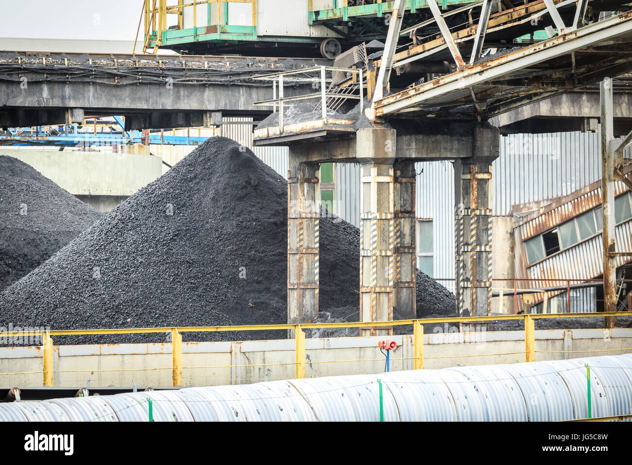 Cumulo di carbone nella miniera tra infrastrutture minerarie, Slesia Regione Foto Stock