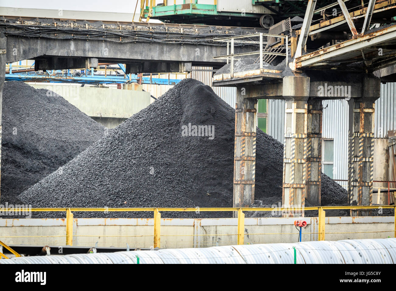 Cumulo di carbone nella miniera tra infrastrutture minerarie, Slesia Regione Foto Stock