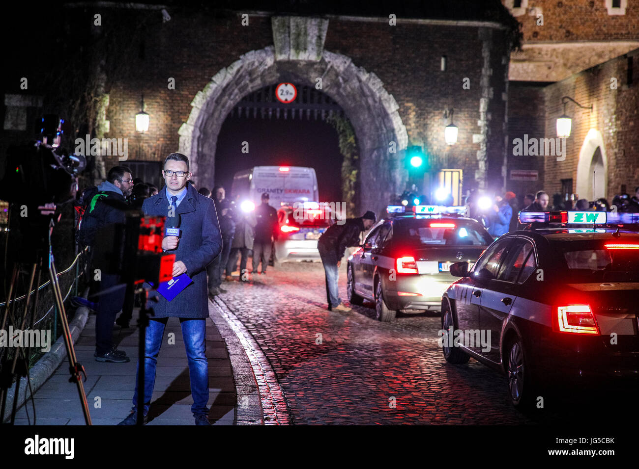 Cracovia in Polonia - Novembre 14, 2016: esumazione dell ex presidente della Polonia per il castello reale di Wawel. Lech Kaczynski morto in crash aereo nel 2010. Foto Stock