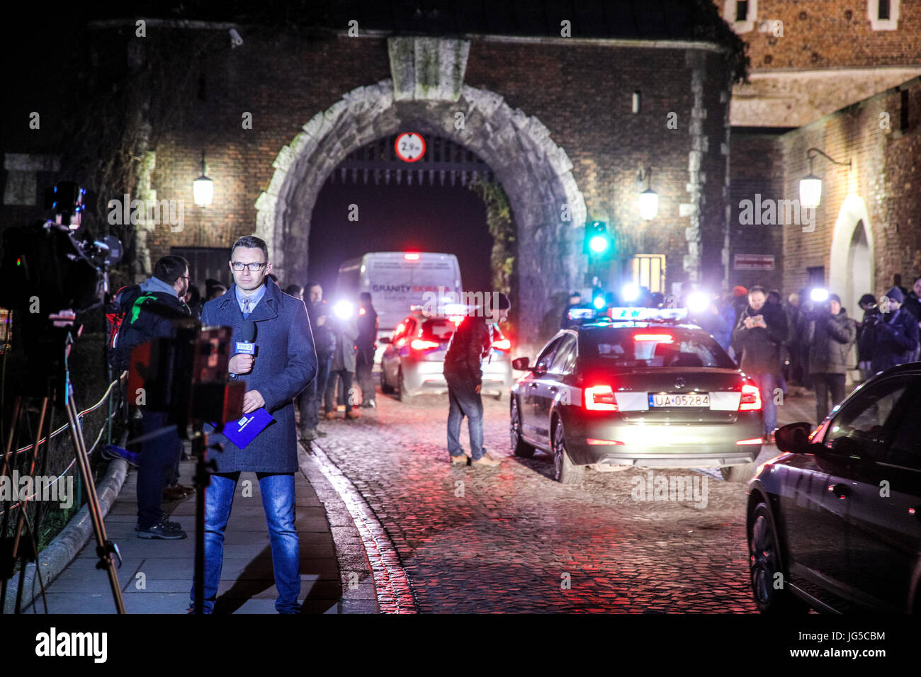 Cracovia in Polonia - Novembre 14, 2016: esumazione dell ex presidente della Polonia per il castello reale di Wawel. Lech Kaczynski morto in crash aereo nel 2010. Foto Stock