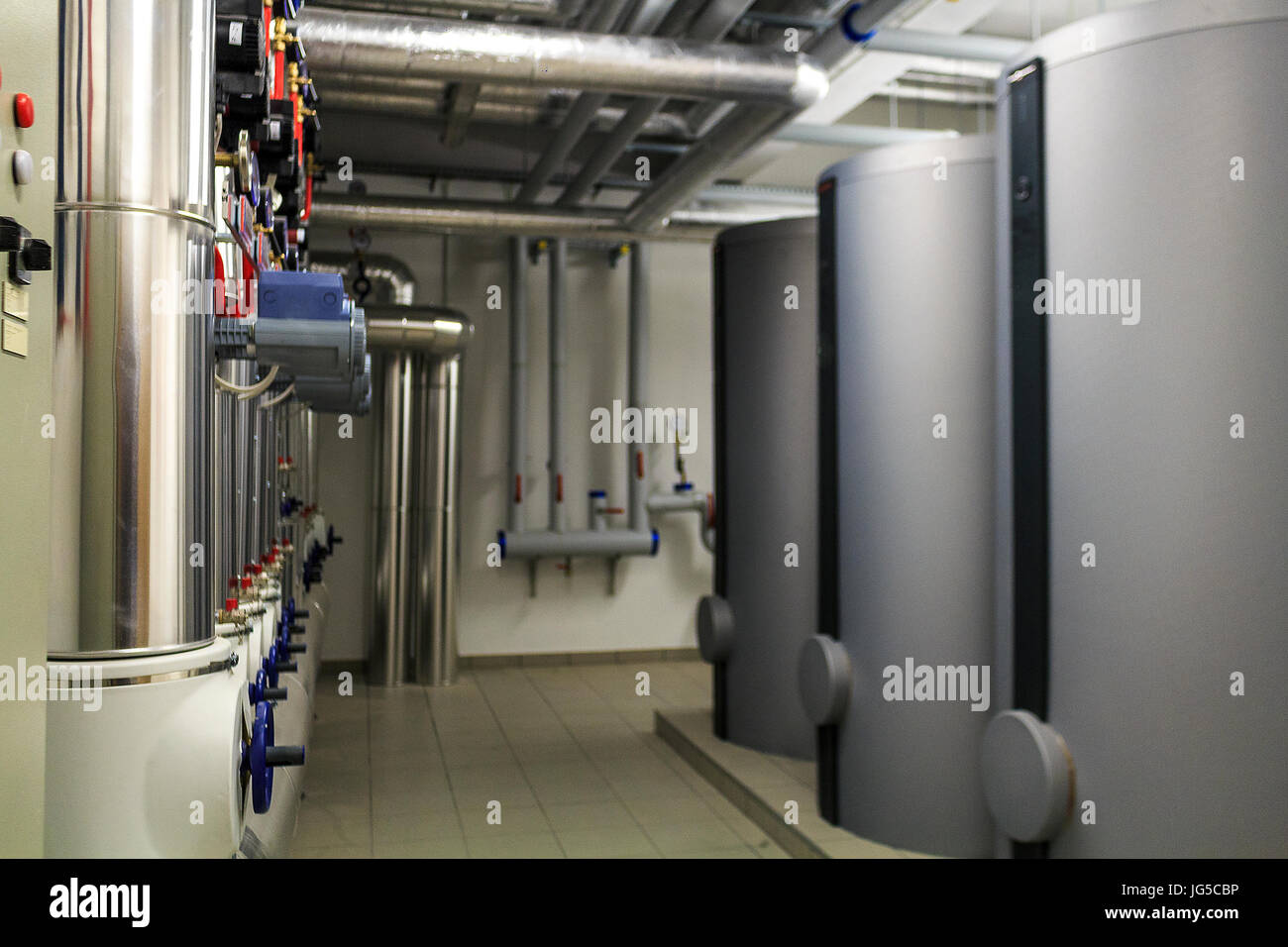 Stufe di riscaldamento e il tubo di infrastrutture nella sala caldaie Foto Stock