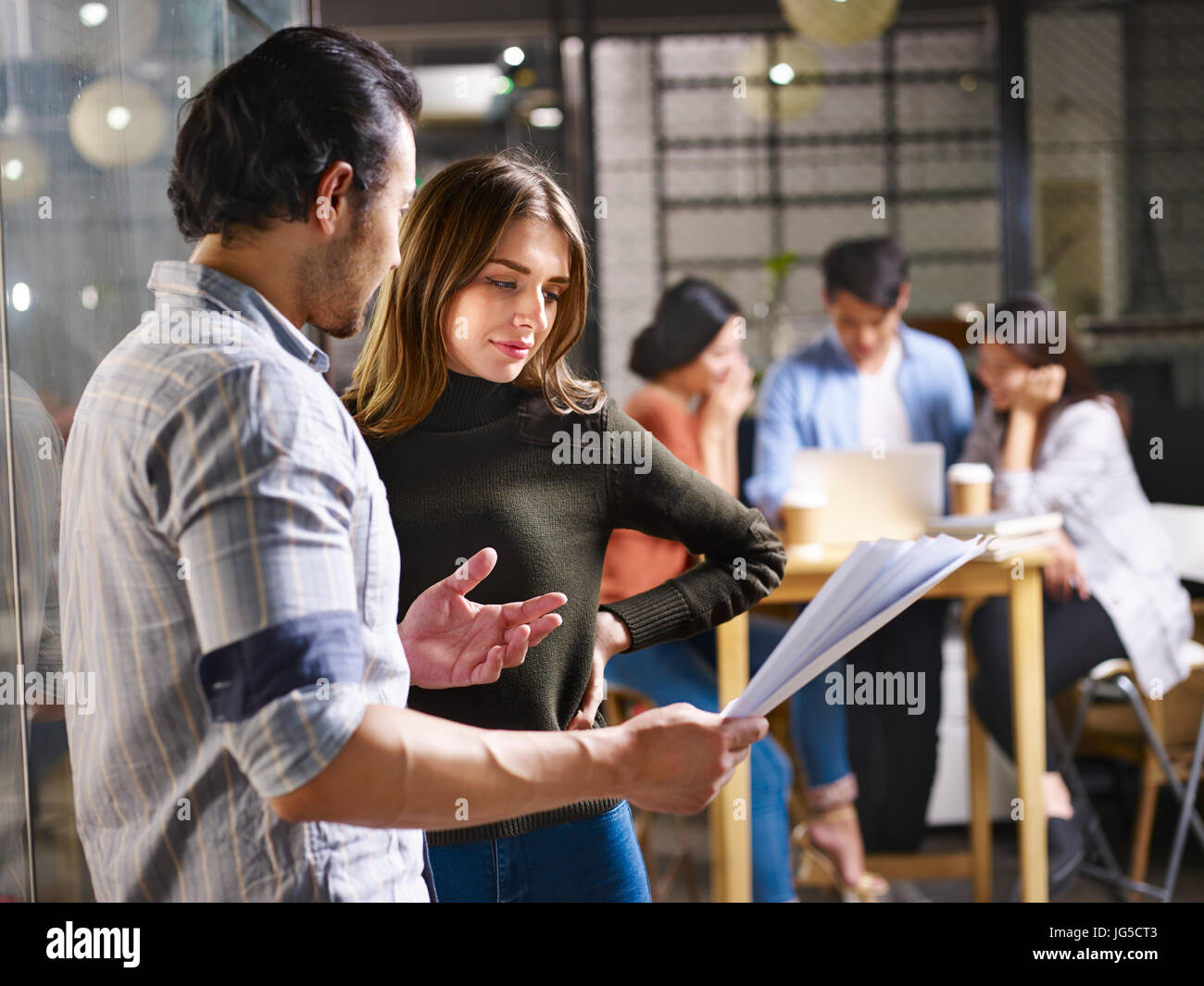 Persone nella piccola azienda start-up discutere di affari in ufficio. Foto Stock